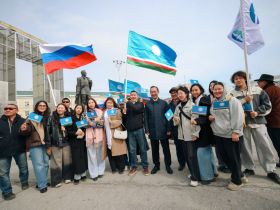 В Якутске возложили цветы к памятнику Платону Ойунскому