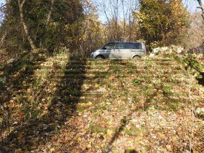 Парковая лестница к пруду