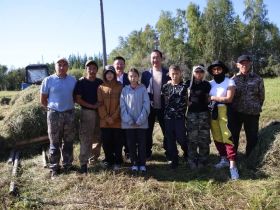 Глава Якутии встретился с сенокосчиками в Сунтарском улусе