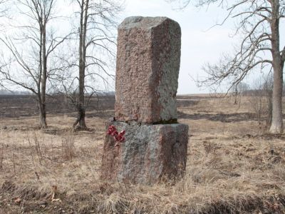 Памятный знак-стела на месте сожженной фашистами д. Закорново