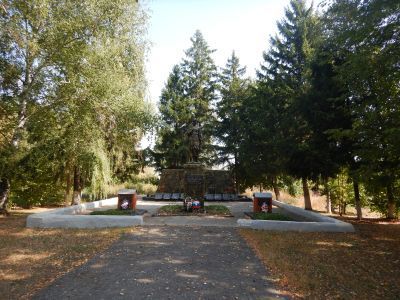 Братская могила советских воинов, погибших в боях с фашистскими захватчиками в 1943 году. Захоронено 2 человека, имена установлены. Скульптура: Скорбящая мать