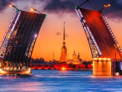 Весь Петербург за одну ночь: развод мостов с воды, реки и каналы