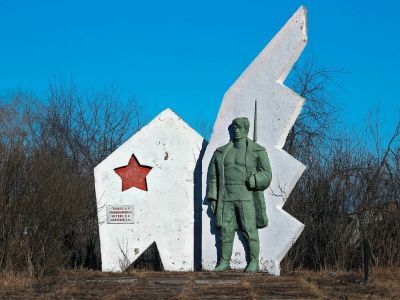 Братская могила красных дружинников, погибших в боях с белогвардейцами в 1920 г.