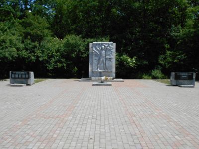 Братская могила 3 воинам Советской Армии, погибшим за освобождение хутора Андреевского от немецко-фашистских захватчиков