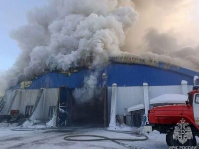 Крупный пожар в гараже с пристроем произошел в Усть-Нере