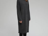 Вязаное платье свободного кроя с воротником-стойкой