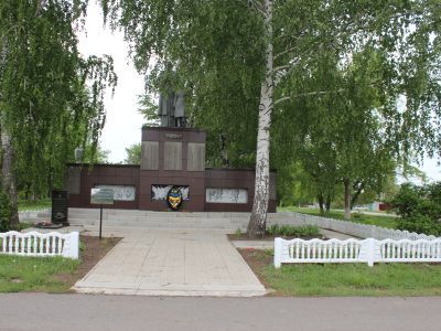 Братская могила советских воинов, погибших в боях с фашистскими захватчиками в 1943 году. Имена 25 человек установлены. Скульптура: женщина с мальчиком