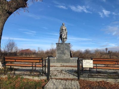 Братская могила воинов Советской Армии, погибших феврале 1943 года