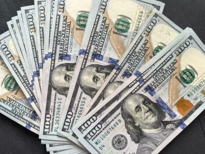 Курс доллара на открытии торгов Мосбиржи составил 92,58 рубля