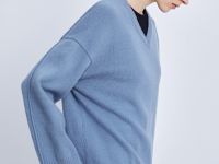 Джемпер с v-образной горловиной и широкими рукавами