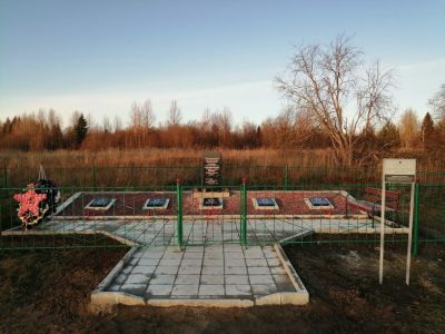 Воинское захоронение из 5 могил неизвестных советских солдат, павших в годы Великой Отечественной войны 1941-1945 г.г.