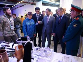 Юрий Трутнев посетил выставку креативных продуктов в Якутске