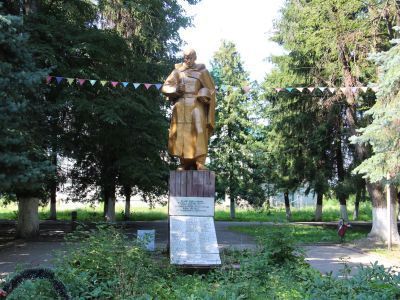 Мемориальная плита в честь воинов, погибших при освобождении станицы от немецко-фашистских захватчиков в 1942г.