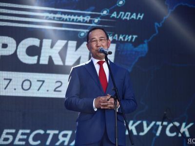 В Нижнем Бестяхе прошел торжественный митинг, посвященный прибытию первого пассажирского поезда