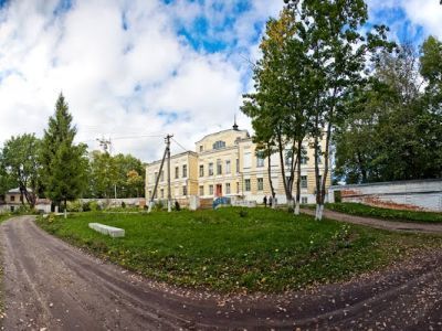 Ворота с каменной оградой