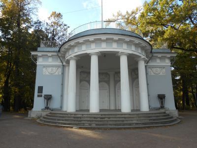 Павильон с гранитной пристанью