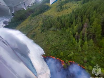 Самолет Бе-200 слил более 50 тонн воды на кромки пожаров в Ленском районе Якутии