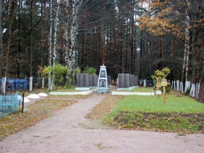 Братское захоронение советских воинов, погибших в 1941-44 гг.