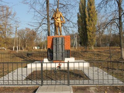 Братская могила воинов Советской Армии, погибших в январе 1943 г. Захоронено 137 человек, установлено фамилий на 37 человек. Скульптура установлена в 1965 году