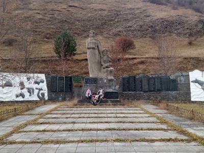 Паятник над могилой воинов и партизан, погибших в ВОВ