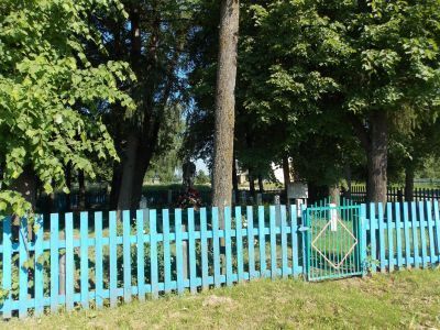 Памятный знак – скульптура партизана, установлен в память партизан отряда «Народный Мститель», погибших в период Великой Отечественной войны