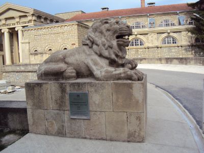Скульптура льва