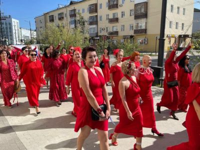 По центру Якутска прошли около 130 женщин в красном