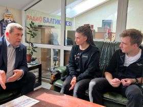 Глава СЖР Владимир Соловьёв вручил награды калининградским журналистам