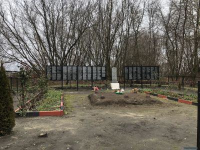 Братская могила воинов Советской Армии, погибших в период Великой Отечественной войны. Захоронено 383 человека, установлено фамилий на 380 человек. Обелиск установлен в 1955 году