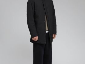 Утепленная куртка с капюшоном