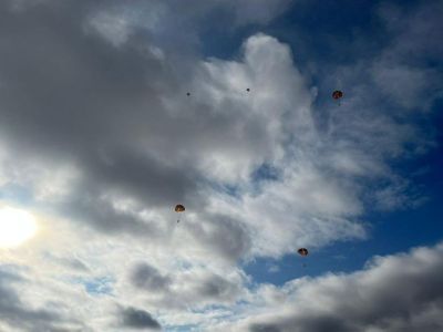 В Покровске проходят учебные прыжки с парашютом