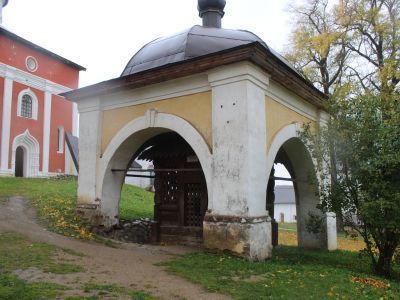 Каменная сень над крестом