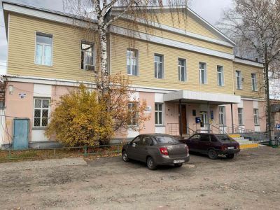 Здание бывш. присутственных мест (ныне – отделение Госбанка), где бывали  поэт М.Ю. Лермонтов, писатели  М.Е. Салтыков-Щедрин, И.И.Лажечников, П.И. Замойский, государственные деятели М.М. Сперанский, Я.В. Виллие