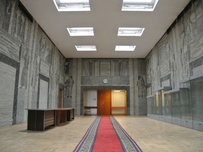 "История печати" - мозаика на стенах фойе конференц-зала издательства "Известия"