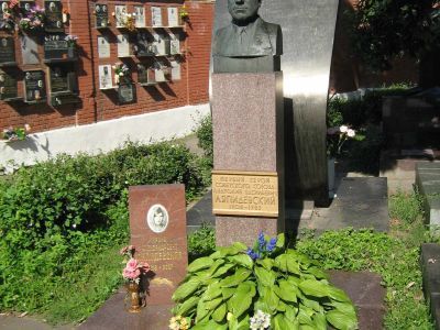 Могила - Ляпидевский Анатолий Васильевич (1908-1983), Герой Советского Союза