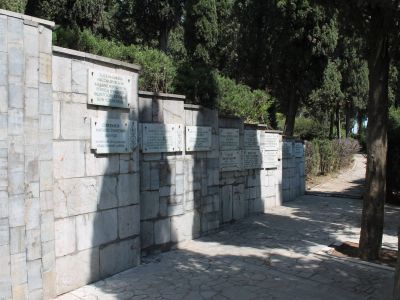 Стела в честь революционеров и деятелей культуры и науки конца XIX - начала XX века, могилы которых были разрушены в годы Великой Отечественной войны (архитектор А.Н.Зотов)