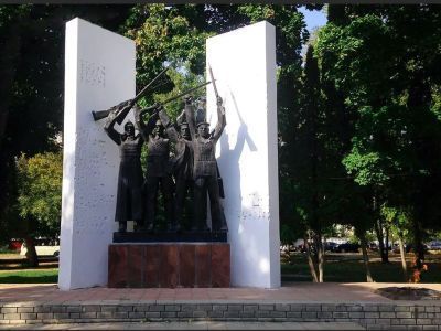 Братская могила партийных и советских работников, расстрелянных деникинцами 17 ноября 1919 года. Захоронено 29 человек. У могилы в 1977 г. установлена скульптурная группа, зажжен огонь Вечной Славы