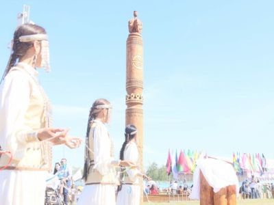 Сэргэ мас-рестлеров установили в местности Ус Хатын в Якутске