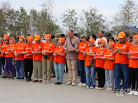 В Якутске из свечей выложили композицию «Родина-мать зовёт»