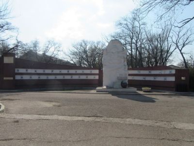 Памятник саперам, погибшим в годы Великой Отечественной войны 1941-1944 гг. и в мирное время, авторы матросы Колодейчук П.И., Самосудов В.Р., 1971 г.