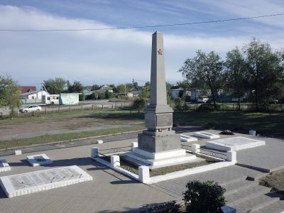 Братская могила участников гражданской войны и советских воинов, погибших в период Сталинградской битвы