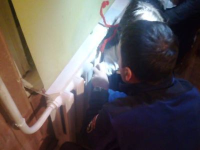 В Якутске спасатели освободили руку ребенка, застрявшую в батарее