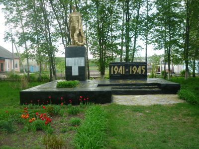 Братская могила советских воинов, погибших в боях с фашистскими захватчиками в 1943 году. Захоронено 5 человек, имена установлены. Скульптура советского воина с венком