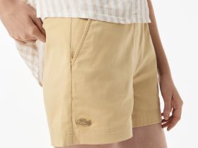 Женские короткие однотонные шорты Lacoste