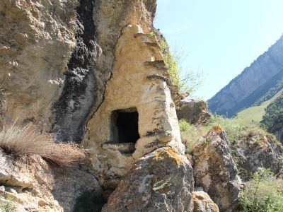 Полупещерный склеп