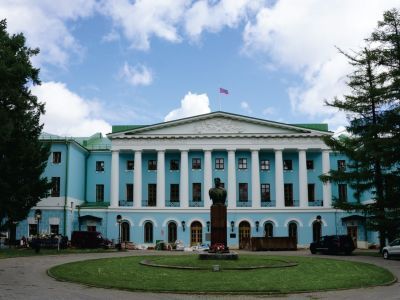 Центральный корпус, центральное здание с двумя боковыми корпусами