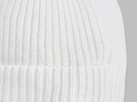 Вязаная шапка с козырьком из шерсти