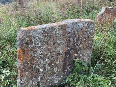 Стела № 7 раннемусульманского кладбища архитектурного комплекса "Мусийкъонгийкоте"