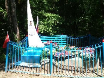 Братская могила советских воинов, погибших в боях с фашистскими захватчиками