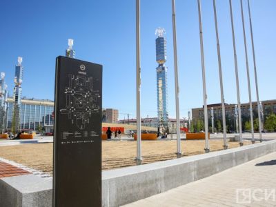 В Якутске приступили к обновлению газона на площади Республики